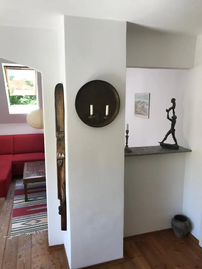 Charmante Altbau-Dg-Wohnung München Lägenhet