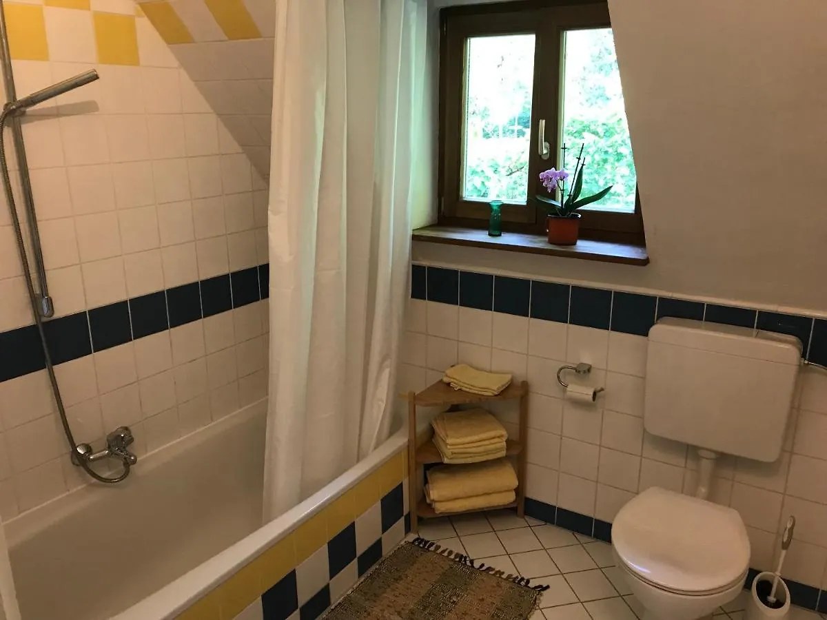 Charmante Altbau-Dg-Wohnung München Lägenhet
